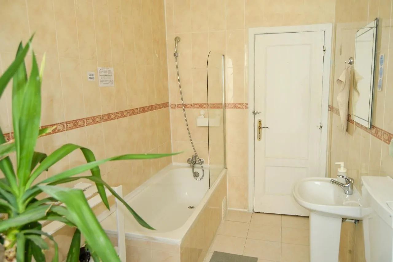 Maison d'hôtes Central Lisbon Rooms In Palmira Shared Apartment For Surf Lovers