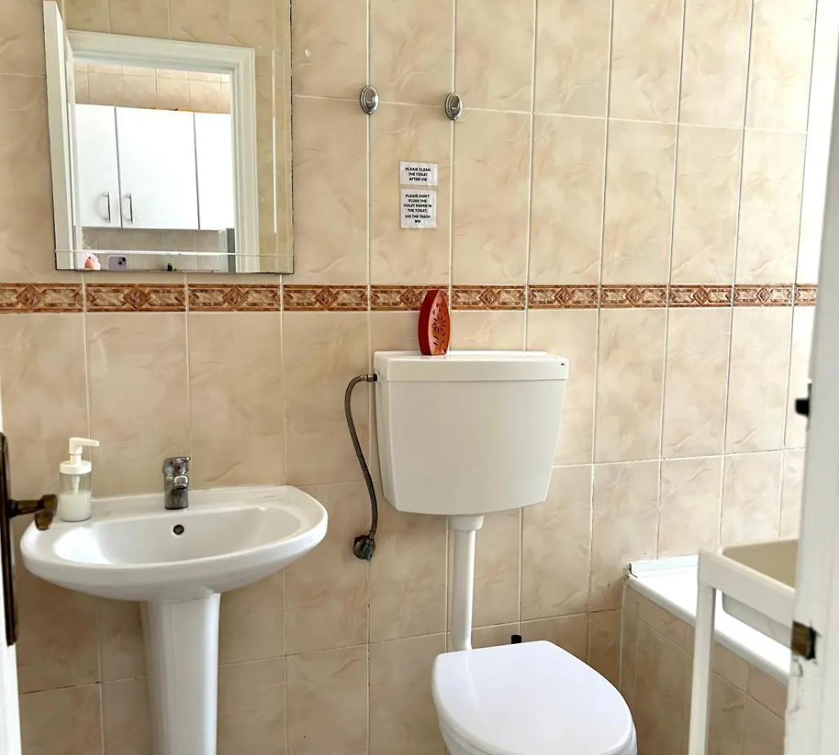 Central Lisbon Rooms In Palmira Shared Apartment For Surf Lovers Guest house